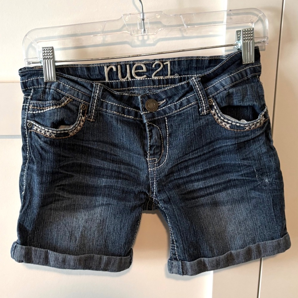 Rue 21 Y2K Embroidered Jean Denim Shorts in Size 0